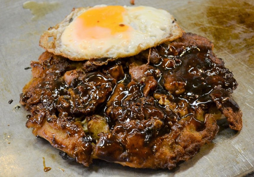 外側をカリカリに焼き上げた「きも玉焼」。ソースの香りが食欲をそそる