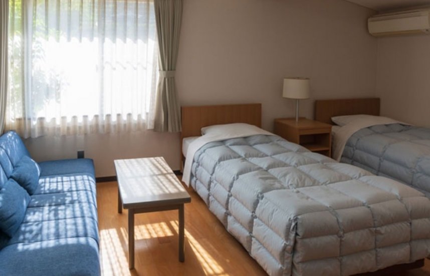 ゆったりした洋室には、長期滞在する人も