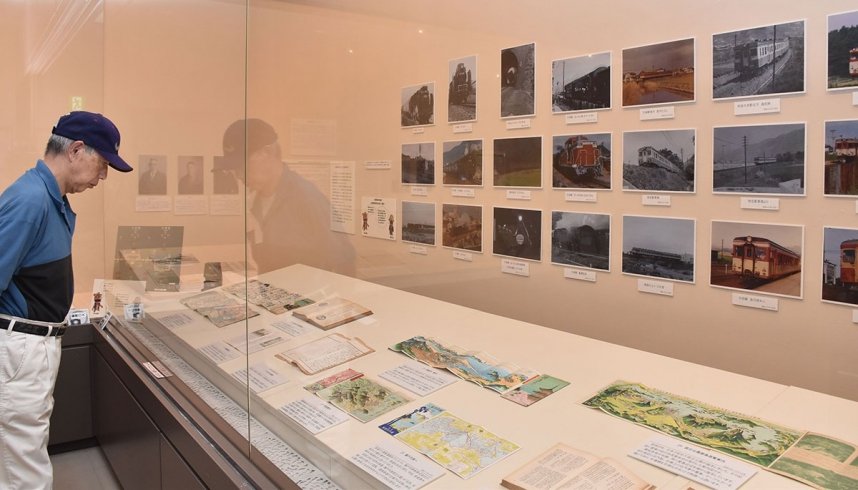 懐かしい蒸気機関車などの写真も掲示している企画展＝香川県東かがわ市引田、市歴史民俗資料館