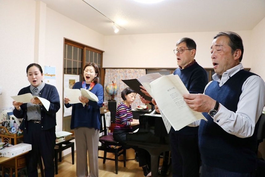 和歌を題材にした歌曲を練習する出演者＝香川県高松市