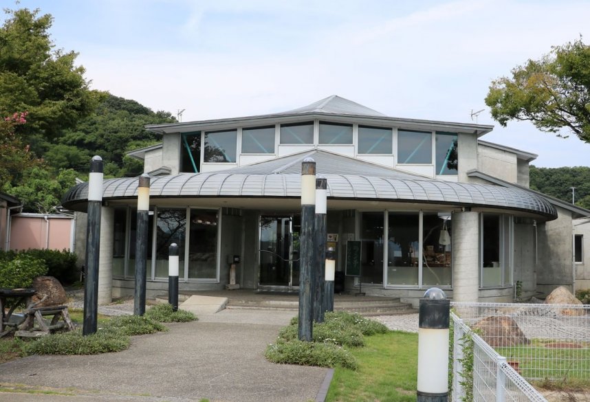 旧粟島海員学校の敷地内に立地。周囲には見どころも多い＝香川県三豊市詫間町