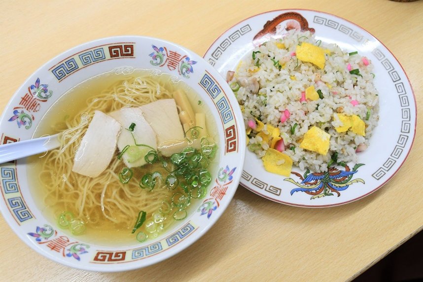 「両方」の注文で出てくる中華そばと焼き飯。創業９０年、変わらぬ味を守り続けている