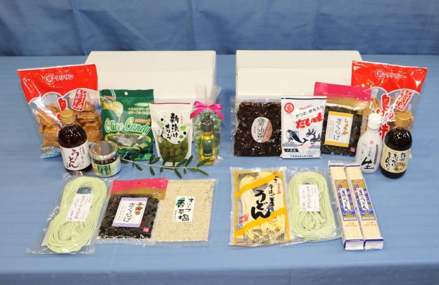 小豆島の特産品をお歳暮用に詰め合わせた「小豆島オリーブセット」（左）と「小豆島うどんセット」