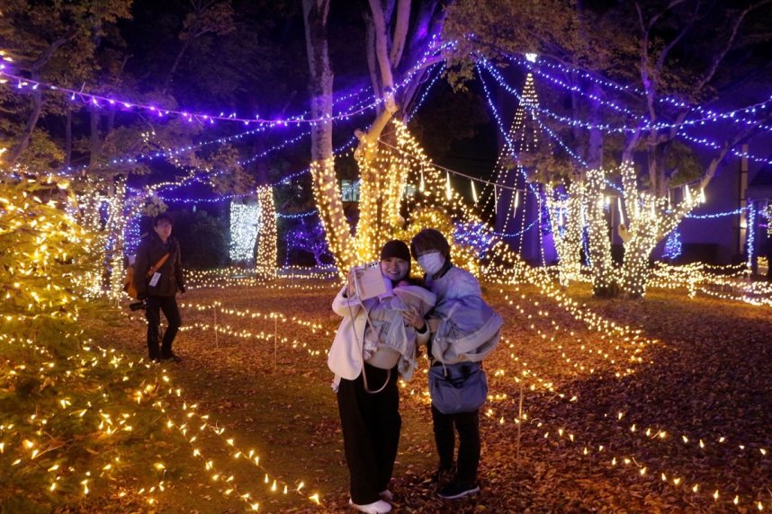 イルミネーションを楽しむ家族連れら＝香川県善通寺市文京町、四国学院大