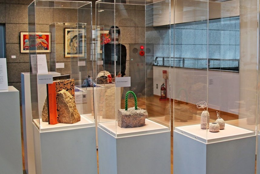 庵治石の本立てなどデザイン性が高い伝統産業の製品が並ぶ会場＝香川県高松市紺屋町、市美術館