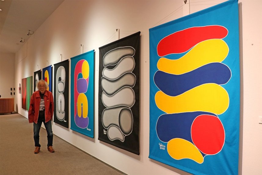 讃岐のり染めのタペストリーについて説明する速水＝香川県丸亀市中津町