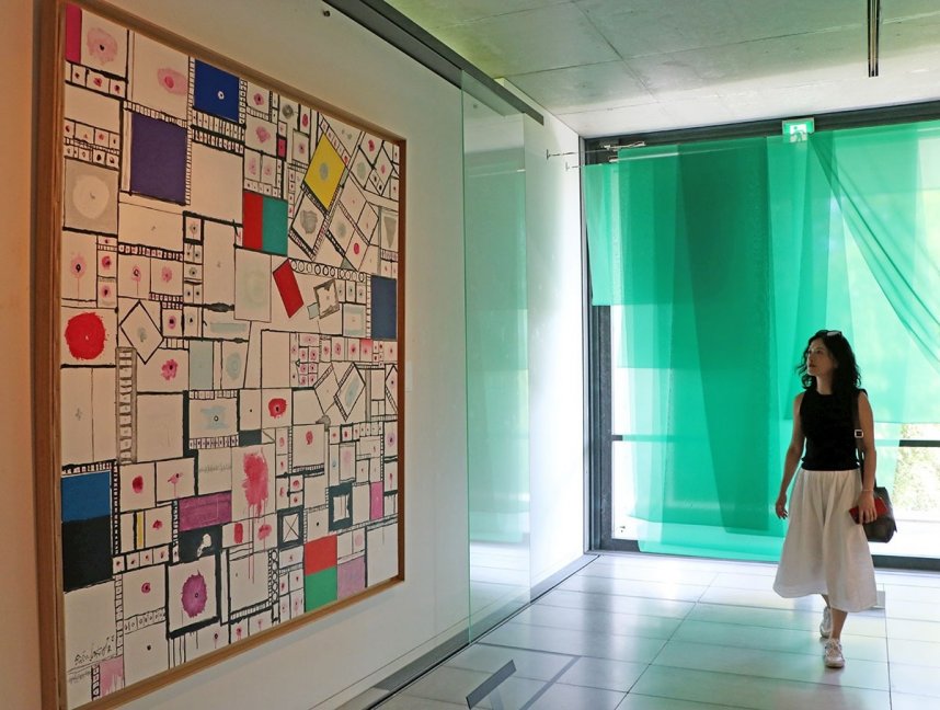 「住」をテーマに猪熊作品を集めた展覧会を鑑賞する来場者＝香川県高松市屋島中町、四国村ギャラリー