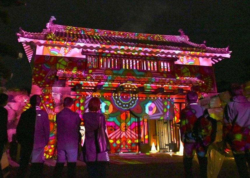 玉藻公園開園７０周年を記念して上映された桜御門のプロジェクションマッピング＝香川県高松市玉藻町