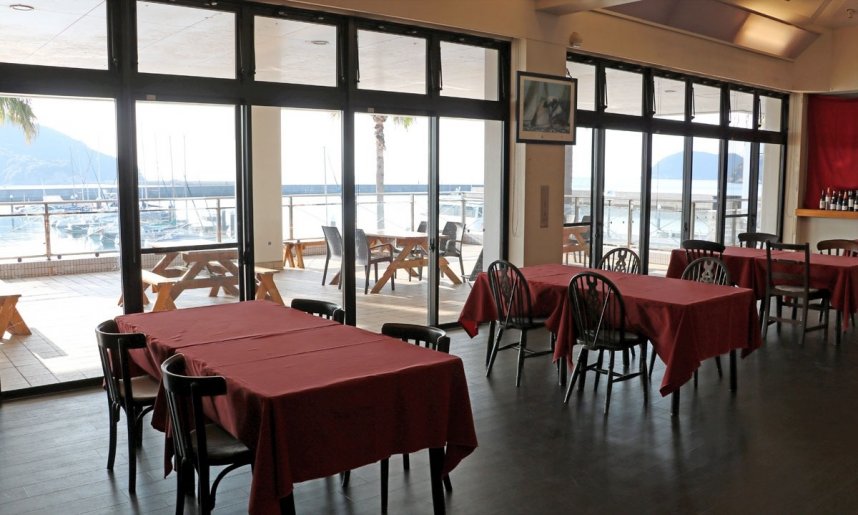 たくさんのヨットや夕日を眺めながら食事ができる