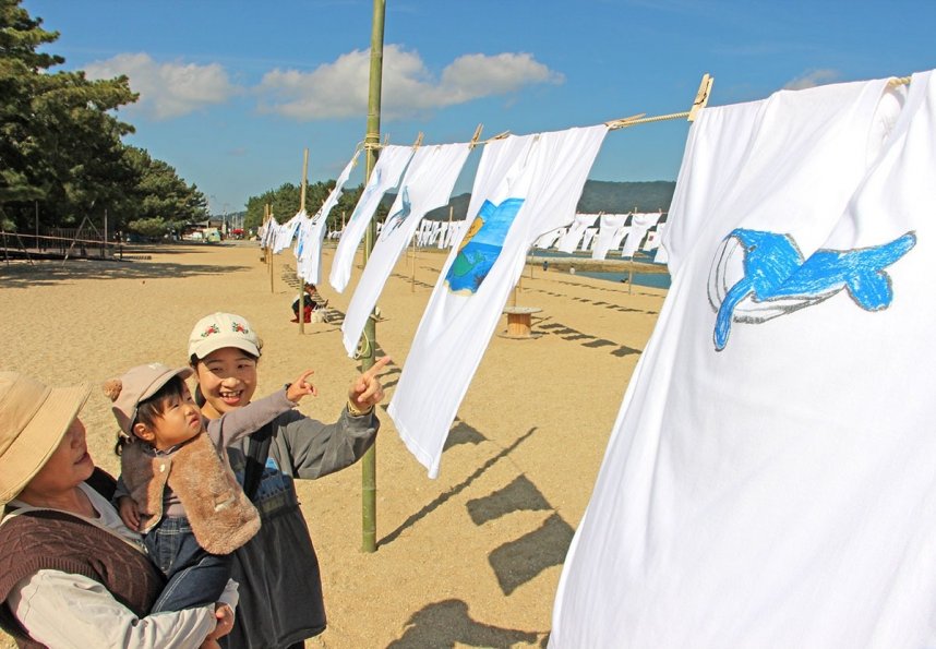 砂浜を彩るＴシャツアート＝香川県さぬき市津田町、津田の松原