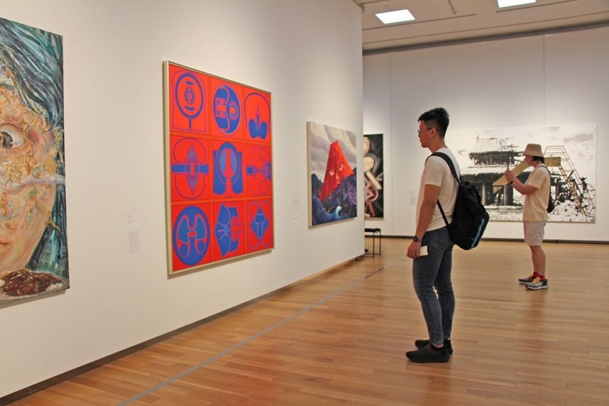 瀬戸内国際芸術祭に参加した作家の絵画や立体作品が並ぶコレクション展＝香川県高松市紺屋町、市美術館