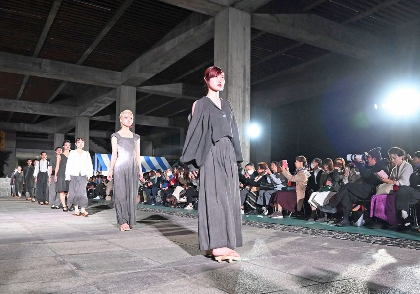 県の伝統織物「保多織」で仕立てた衣装をまとって歩くモデルたち＝香川県高松市番町、県庁東館ピロティ