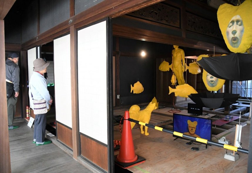 個性あふれる作品を楽しむ来場者＝多度津町本通、合田邸