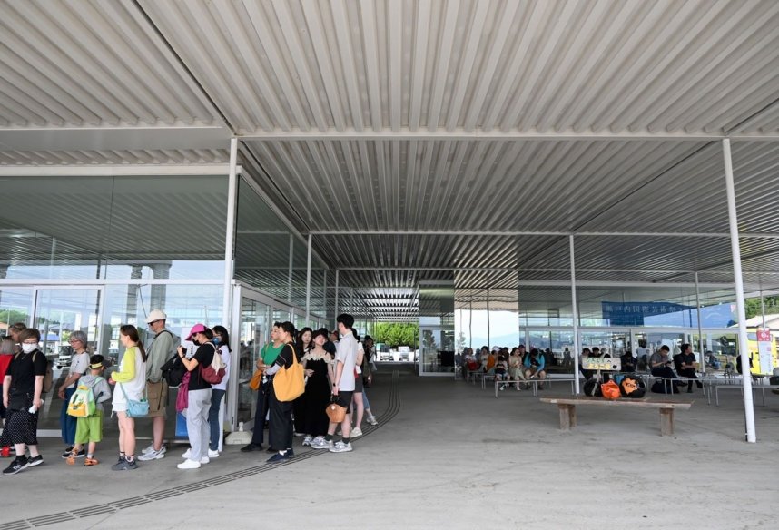 海の駅なおしまで、フェリーを待つ利用者たち＝高松市香川郡直島町
