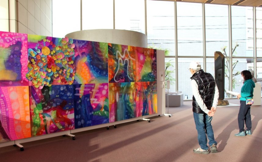 林智成が「蝶の旅」をテーマに制作した絵画