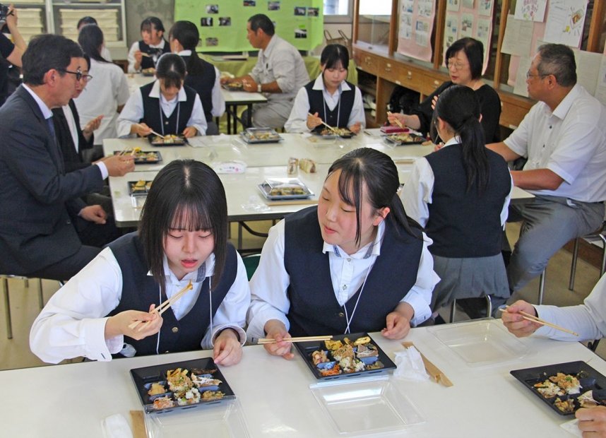 試作した特製弁当の試食会でレシピの味などを確かめる生徒ら=香川県三豊市豊中町、笠田高