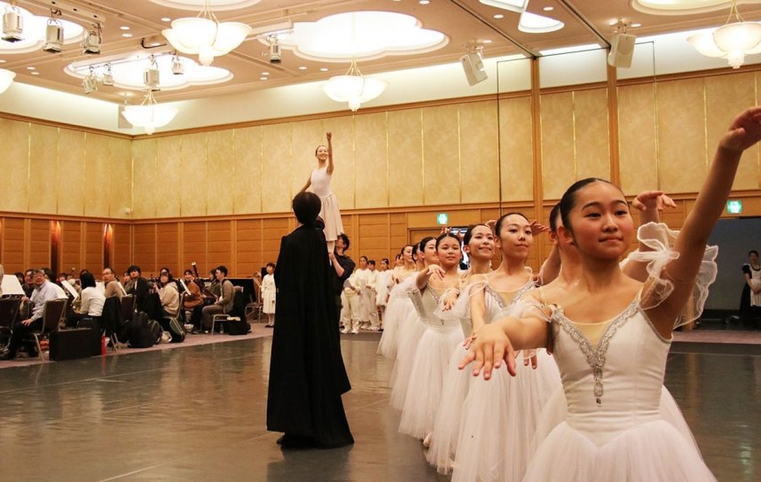 リハーサルに臨む島田バレエ団員と高松交響楽団員ら＝香川県高松市玉藻町、レクザムホール