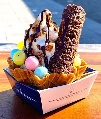 瓦せんべいを使ったクランチチョコレートやおいりをトッピングしたソフトクリーム