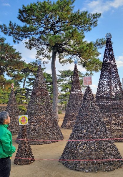 玉藻公園にお目見えした松ぼっくりツリー＝香川県高松市玉藻町