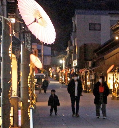 金刀比羅宮表参道沿いを幻想的に照らす竹明かり