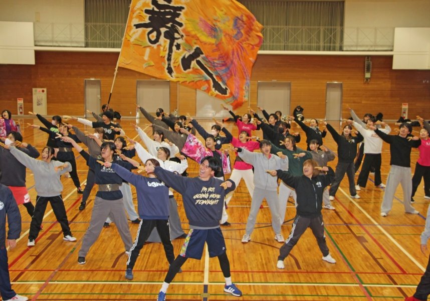 「新春よさこい三昧」に向けて練習に打ち込むさぬき舞人のメンバー＝香川県さぬき市