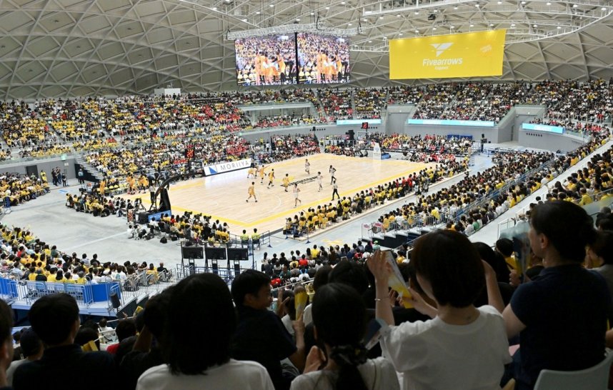 バスケットボールＢリーグのプレシーズンゲームの香川と千葉Ｊ戦。観客席を埋めた大勢のブースターが選手に声援を送った（８月３０日撮影）