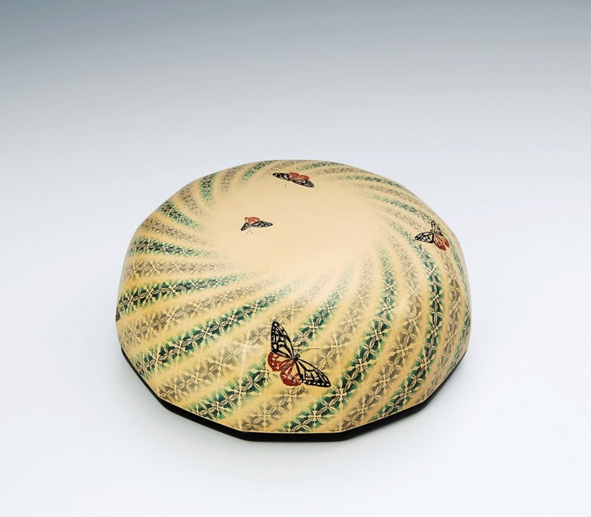 大谷さんの「籃胎蒟醤十二角菓子器『飛翔』」