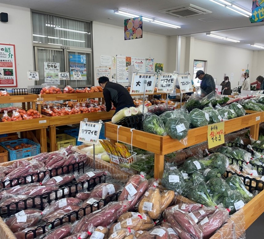 ミカン、イモ、ニンジンの「坂出三金時」のほか、新鮮な野菜が豊富に並ぶ