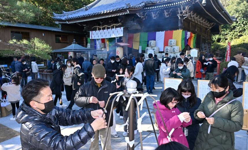 おみくじを引き、一年の開運を願う多くの参拝客＝２０２５年１月１日、香川県東かがわ市中筋の与田寺