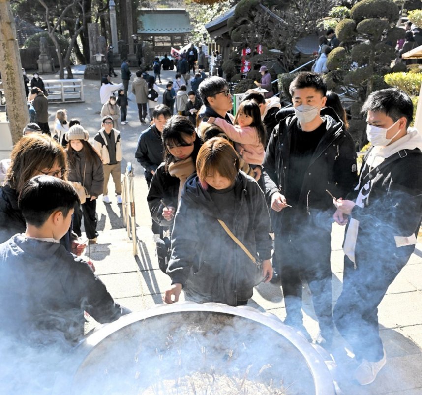 家内安全や無病息災などを願う参拝客＝２０２５年１月１日、さぬき市多和の大窪寺