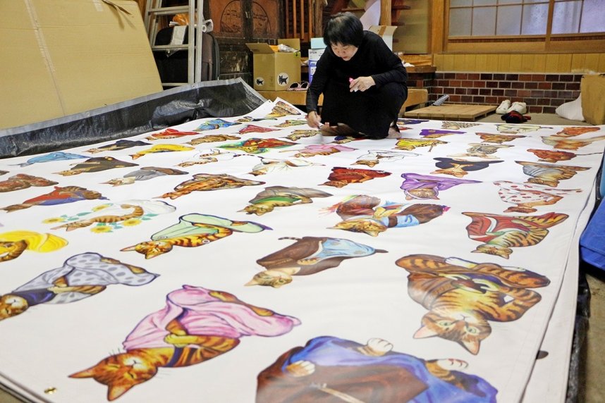 「五百羅漢猫図」を仕上げる藤本さん＝香川県善通寺市善通寺町