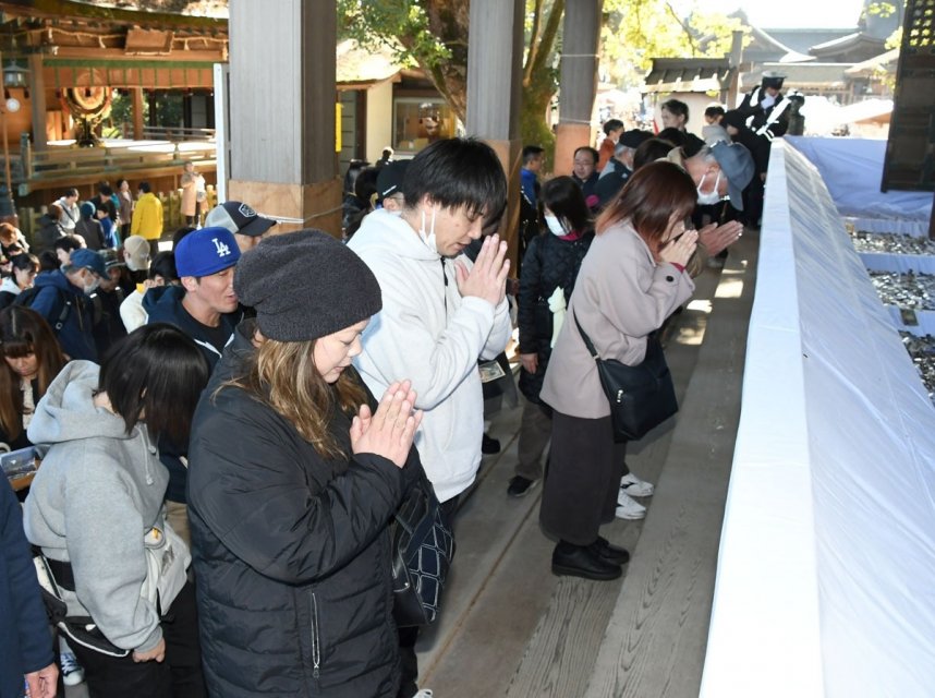 新たな年の幸せを願い、手を合わせる初詣客＝２０２５年１月１日、香川県仲多度郡琴平町の金刀比羅宮