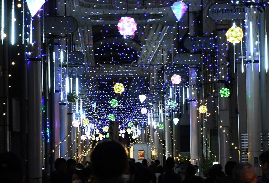 鮮やかな光に彩られた通町商店街＝香川県丸亀市通町