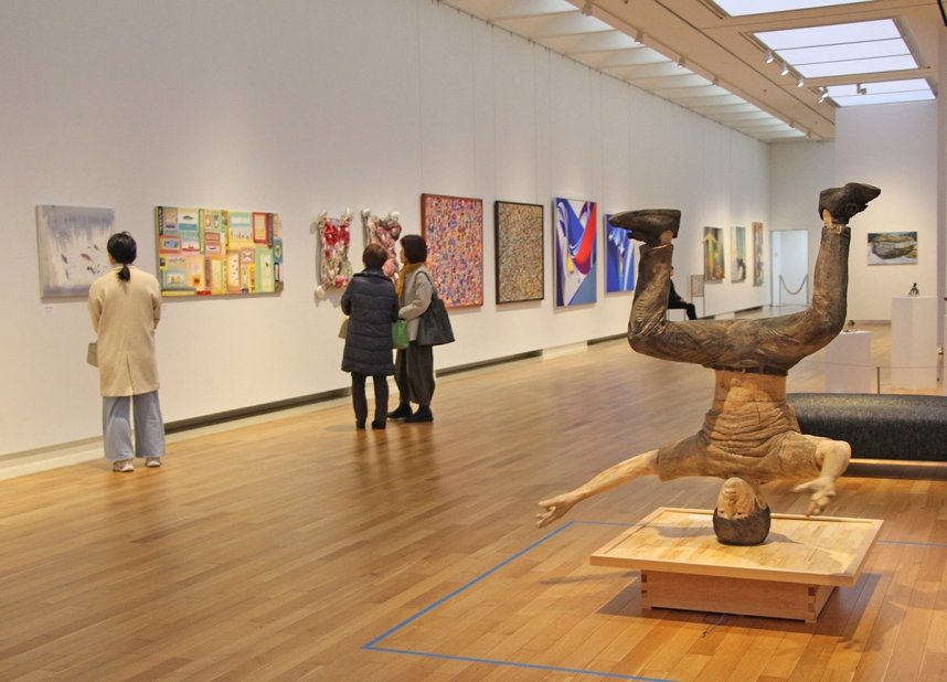 四国出身の作家による力作が並ぶ「ふるさと美術展」＝香川県高松市紺屋町、市美術館
