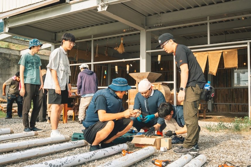 竹明かりの制作に汗を流すボランティアら＝香川県仲多度まんのう町内（竹あかりプロジェクト提供）