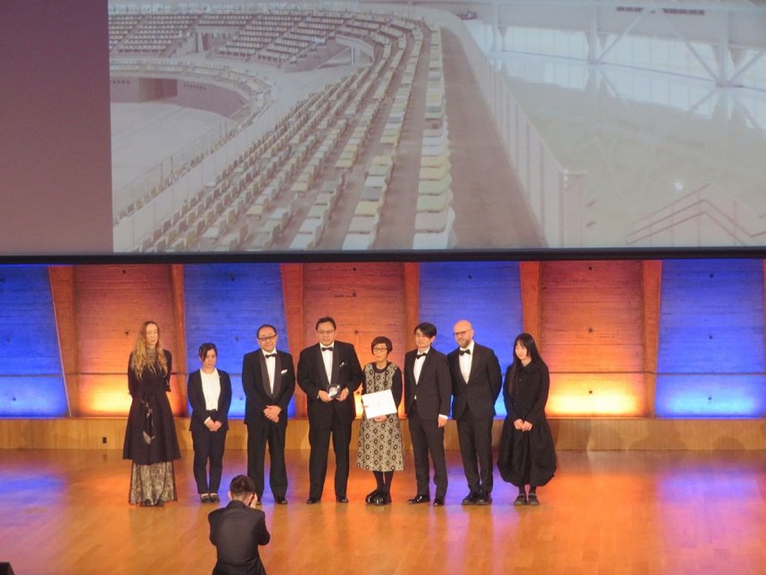 ユネスコ本部で開かれたベルサイユ賞の受賞式で表彰を受けた妹島さん（右から４人目）と淀谷教育長（同５人目）ら＝フランス・パリ（香川県提供）