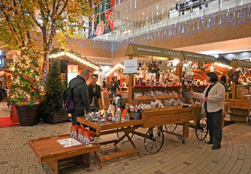 クリスマスにちなんだ雑貨を品定めする来場者たち＝香川県高松市、丸亀町グリーンけやき広場
