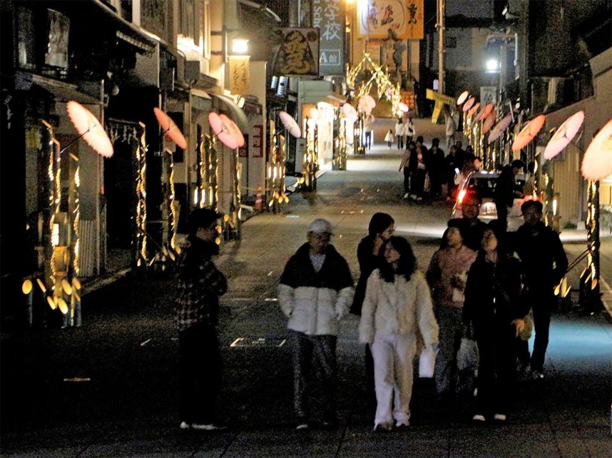 参道沿いを幻想的に照らす竹明かり＝香川県仲多度郡琴平町