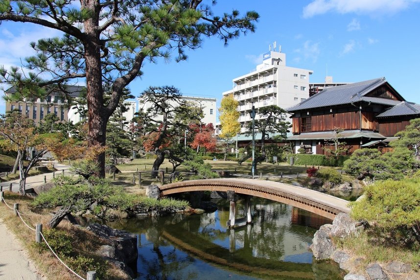 小さな橋や池などがある西側の日本庭園。手入れが行き届いている＝香川県坂出市本町、香風園