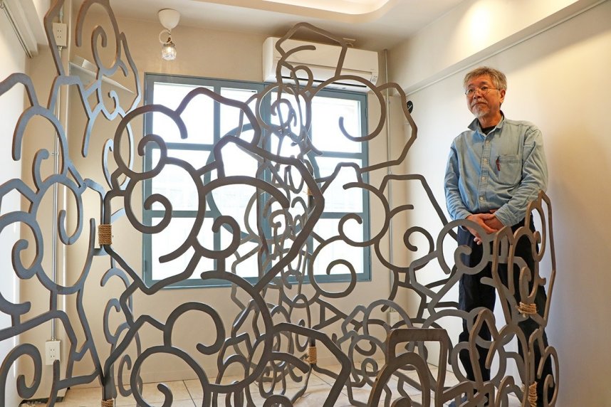 ４畳半の空間に展示された作品について解説するさとう＝香川高松市高松町