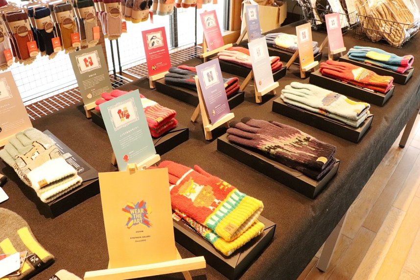 若手芸術家とコラボした手袋＝香川県高松市