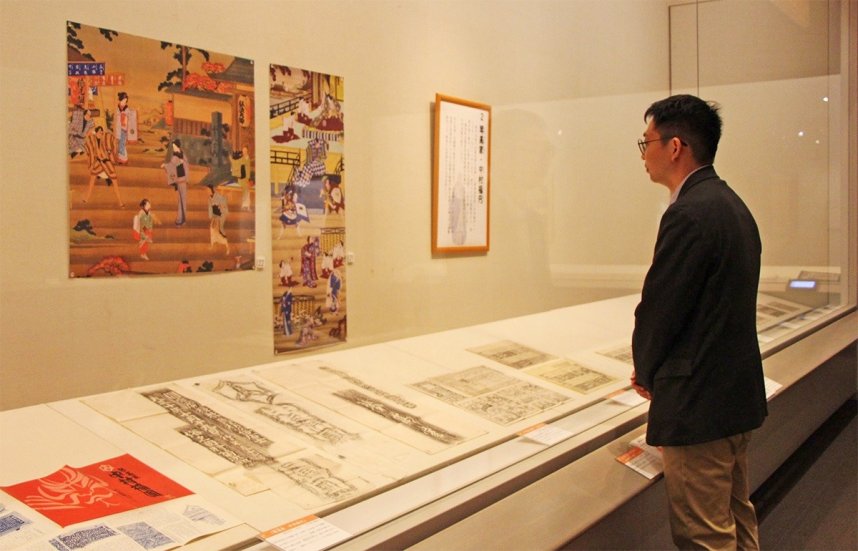 中村福円が出演した際の絵看板や番付が並んでいる＝香川県高松市玉藻町、県立ミュージアム