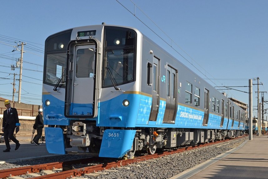 報道陣に公開された新型ハイブリッド車両＝香川県高松市西町