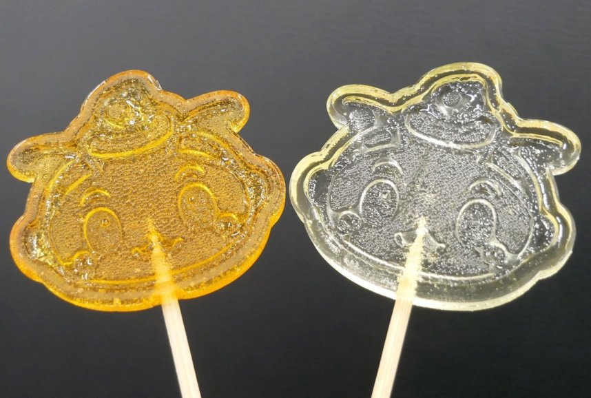 さかいでまろの顔をかたどった飴。左がミカン醤油味