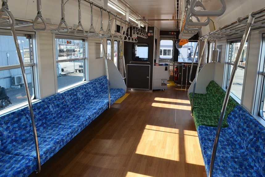 木目調の床面や四国をイメージした座席が特徴の車内