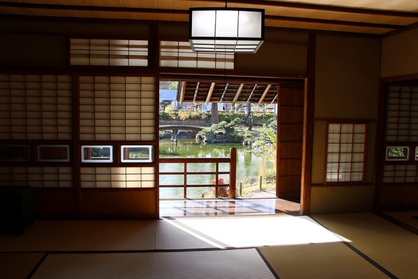 時雨亭の一室から園内の景色を一望できる