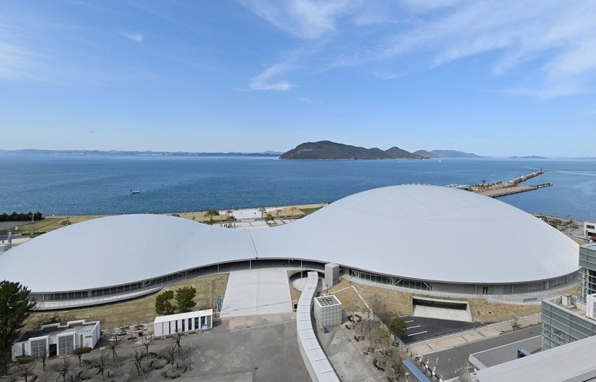 「世界で最も美しいアリーナ」に選ばれたあなぶきアリーナ香川。瀬戸の島々を思わせるデザインは、目の前に広がる穏やかな海と街に一体感を生み出している＝香川県高松市サンポート