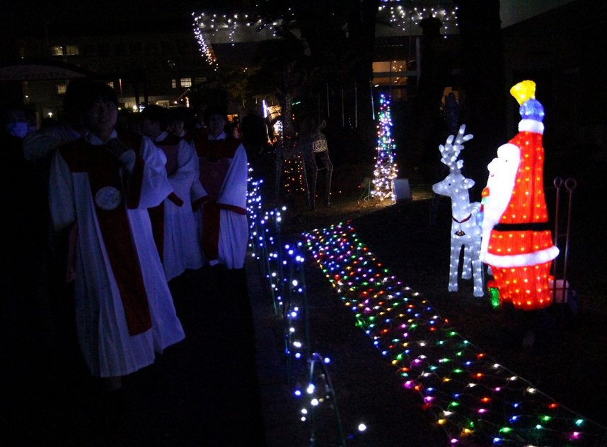 サンタクロースのオブジェなどが飾られている四国学院大香川西高のクリスマスイルミネーション