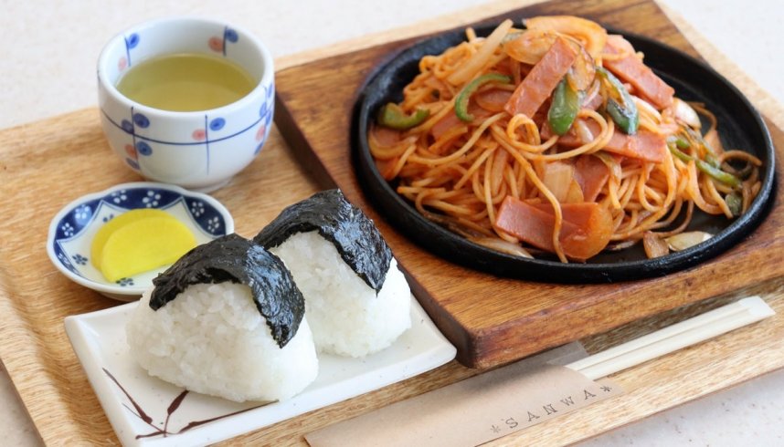 炭水化物がダブルメインのスパゲッティ定食。麺も米ももっちりしたかみ応えが魅力