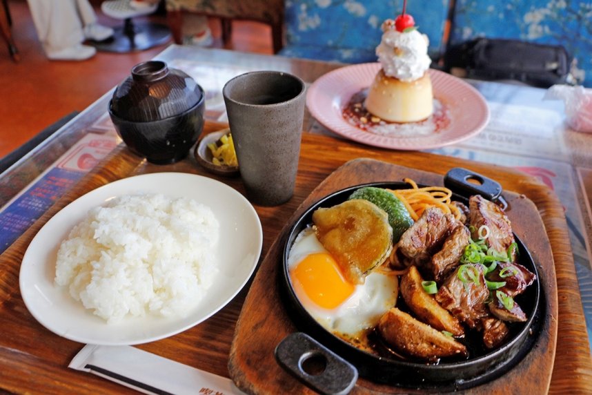 ボリューム満点のＣランチ。奥は名物のプリン